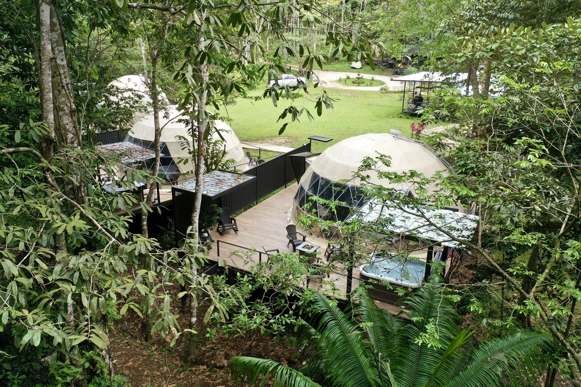 Vista aérea de los domos de Serenity Glampings rodeados de bosque