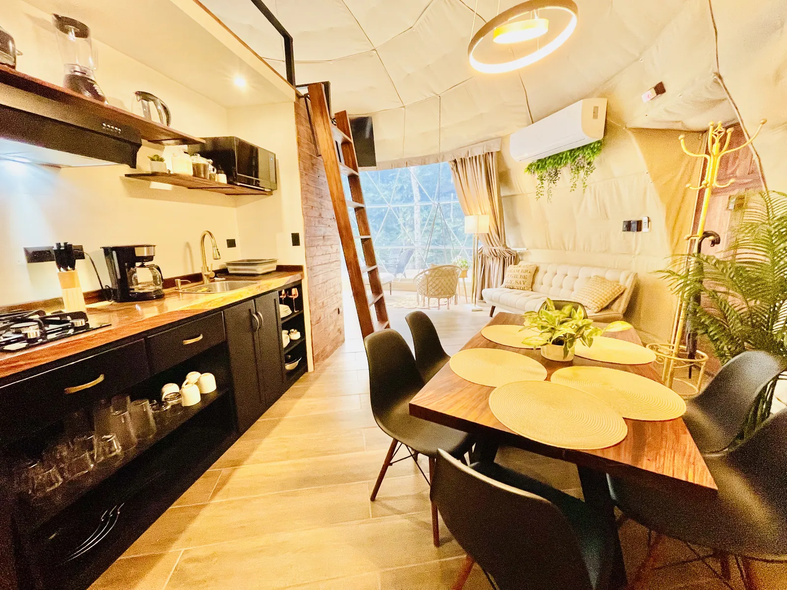 Cocina y comedor dentro del domo