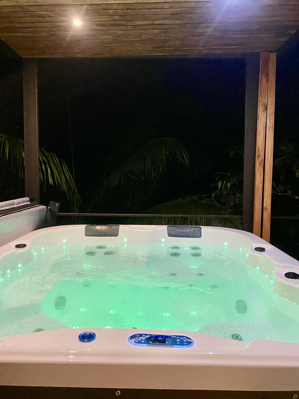 Jacuzzi privado iluminado de noche